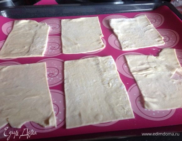 Противень застелите бумагой для выпечки (у меня силиконовый коврик) и выложите квадратики теста.