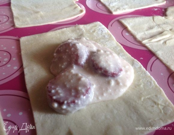 Сверху выложите начинку, и поставьте в духовку. Готовьте около 30 минут, пока не подрумянится.