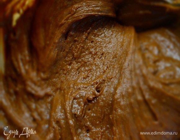 Добавить разрыхлитель и муку, перемешать.