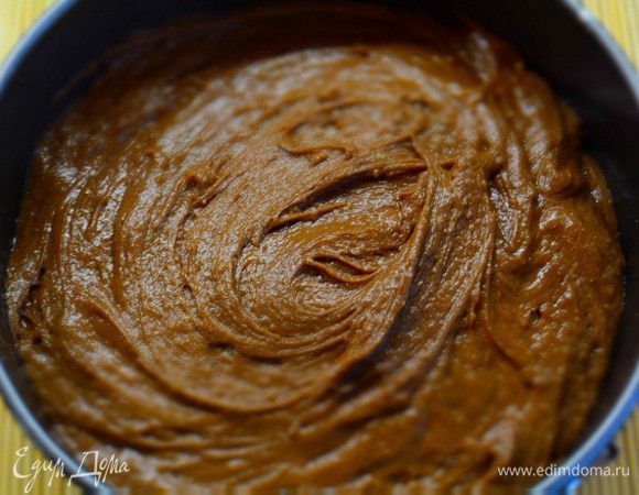 Дно разъемной формы застелить пекарской бумагой и выложить тесто, разровнять. Выпекать при Т 180 С 30-40 минут. Готовность проверять зубочисткой. Сухая - готово! Остудить и вытащить из формы. Дать полежать в течение суток и разрезать на три пласта.