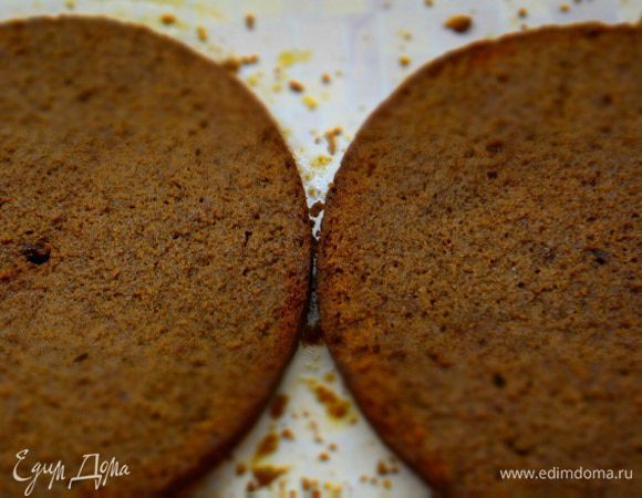 Кофе сварить как вам нравится, добавить сахар по вкусу+1 ст.л коньяка. Пропитать все коржи кисточкой и дать полежать 30 минут.