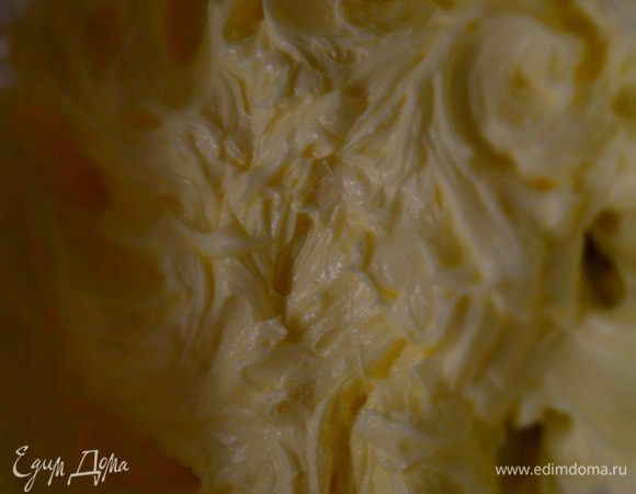 Тем временем готовим крем: сливочное масло комнатной температуры взбить с сахарной пудрой.