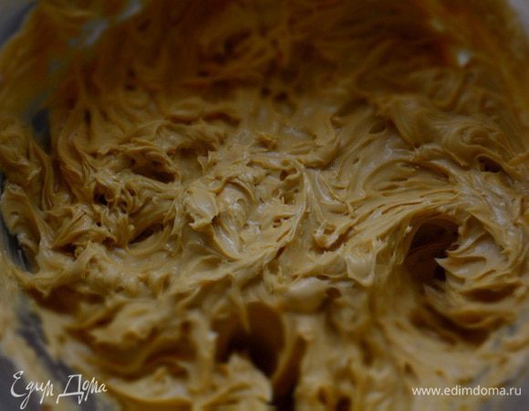 Добавить по 1 ст.л с горой вареной сгущенки. Взбить до однородности.
Сгущенка, так же как и масло, должна быть комнатной температуры.