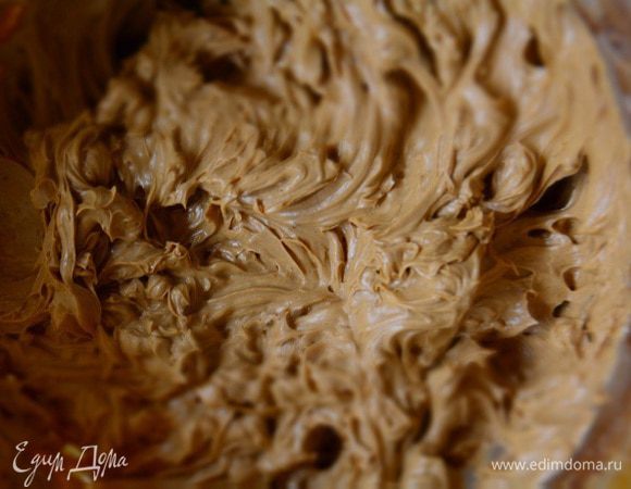 В конце добавить какао и коньяк, снова взбить.