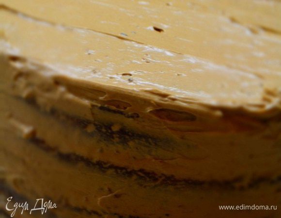 Сборка: смазать все коржи кремом, обмазать вверх и бока. Поставить в холодильник на некоторое время.