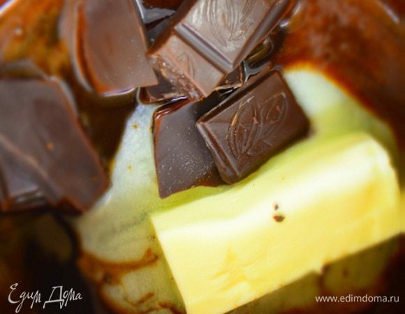 Готовим глазурь: смешать в сотейнике какао с сахаром, молоком и водой, перемешать и поставить на медленный огонь. Довести до кипения, убавить до минимума и уваривать смесь 5 минут. Добавить сливочное масло и шоколад, перемешать до растворения и снять с огня.
Если глазурь покажется густой, нужно добавить немного молока или воды и еще раз прогреть.