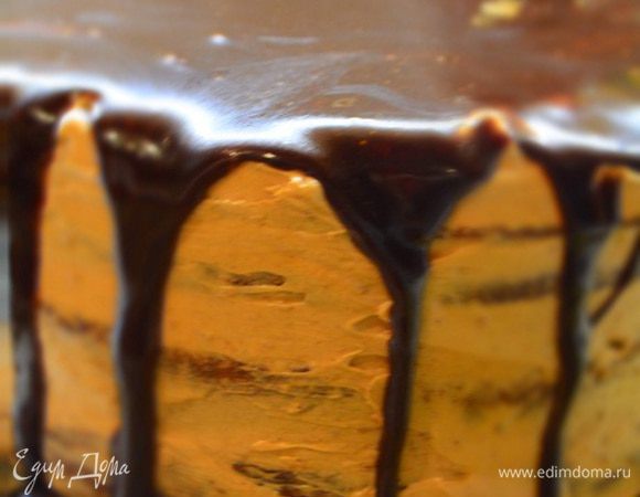 Охлажденный торт полить глазурью.