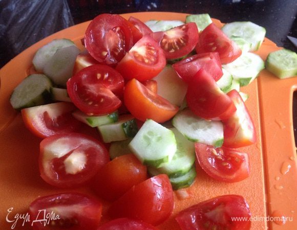 Огурцы и помидоры вымойте, огурцы нарежьте кружочками, помидоры на четвертинки.