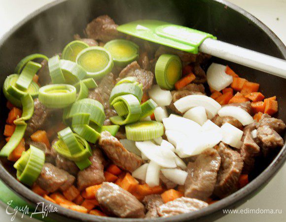 Кубиками порезать морковь, лук, зубчики чеснока мелко порезать, потушить до мягкости овощей.