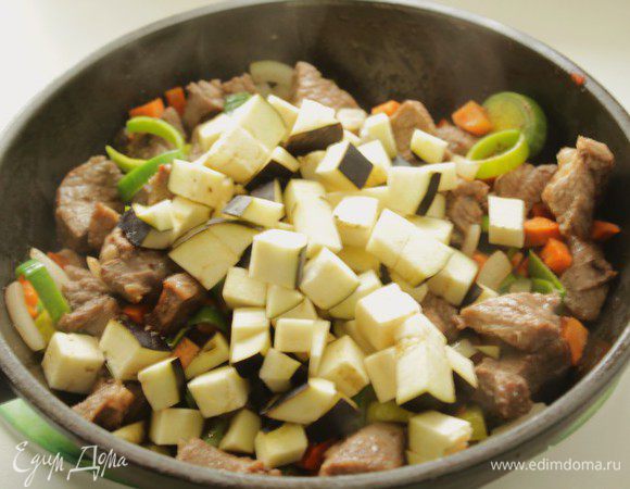 Добавить порезанный кубиками баклажан, потушить под крышкой 15-20 мин.