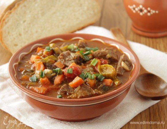 Добавить немного кипяченой воды, посолить, поперчить и тушить говядину около часа, добавить зелени и подавать.