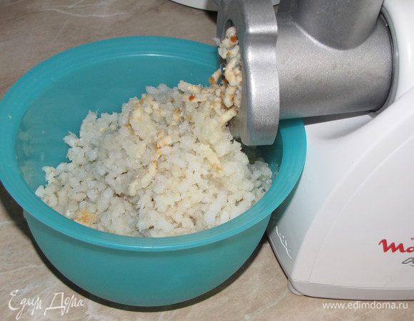 Пропустить филе через мясорубку вместе с луком и батоном. С батона не нужно срезать корочки и не нужно размачивать его в молоке. Луковицу лучше взять побольше.  Лук хорошо сочетается с рыбой и придаст котлеткам вкус и сочность.