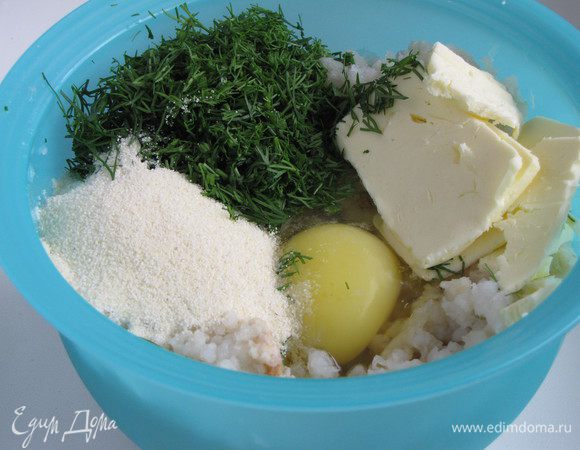 Добавить в фарш яйцо, манку, укроп, размягченное сливочное масло. Посолить и поперчить по вкусу. Манку добавляем обязательно, она впитает лишнюю влагу из фарша и придаст котлеткам пышность.