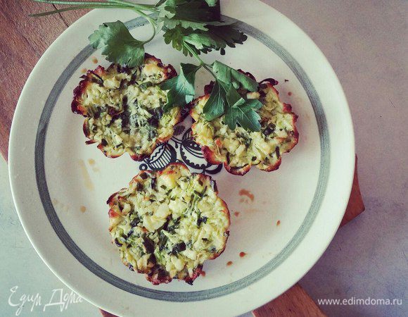 Далее: 

вариант 1 - смазываем форму небольшим количеством растительного масла, выкладываем в нее всю массу, слегка утрамбовываем, разравниваем и отправляем в разогретую до 190 градусов духовку на 35-40 минут

вариант 2 - раскладываем массу по силиконовым формочкам (маслом их смазывать не нужно), утрамбовываем немножко, разравниваем и отправляем в разогретую до 190 градусов духовку на 30-35 минут 

За 10 минут до готовности запеканку(-и) можно посыпать тертым твердым сыром, чтобы получить аппетитную корочку.  

Вкусно и в теплом виде, и в холодном, и со сметаной, и с классическим йогуртом, и без ничего. 

Кушаем и худеем ;)