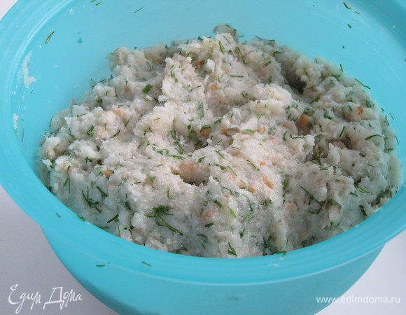 Все хорошо перемешать и убрать на фарш на полчаса в холодильник. Охлажденный фарш приобретет нужную консистенцию из него удобно будет делать котлетки.