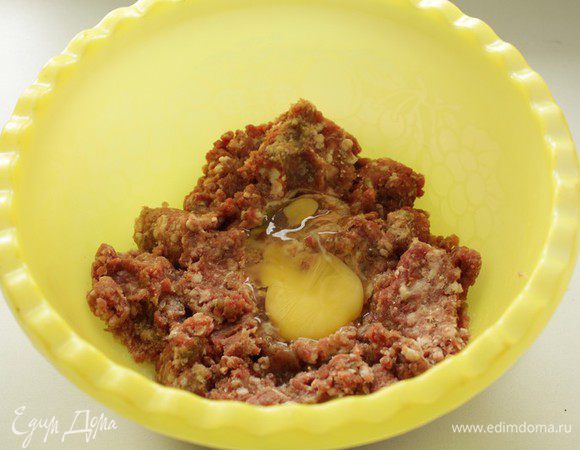 Приготовить фарш, добавив в него молотый лук и чеснок, добавить яйцо. 