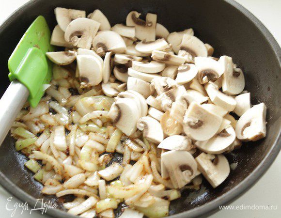 Порезать лук, обжарить до мягкости, затем добавьте порезанные шампиньоны, обжарить до румяности. 