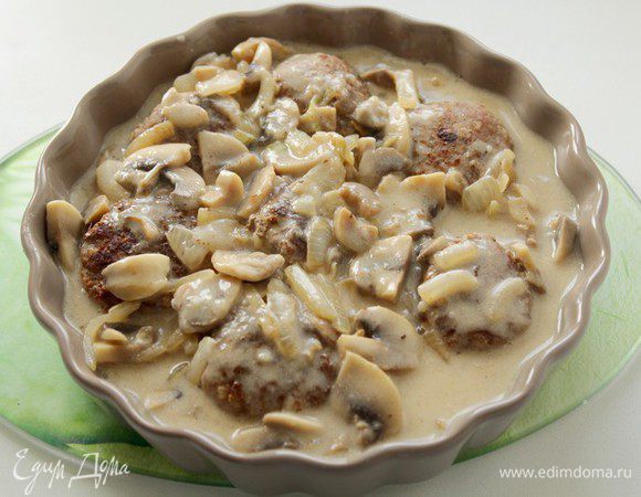 Соусом полейте фрикадельки.