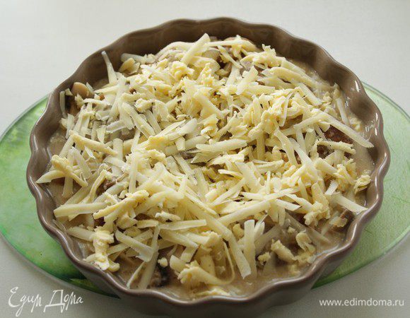 Сверху натрите сыр.