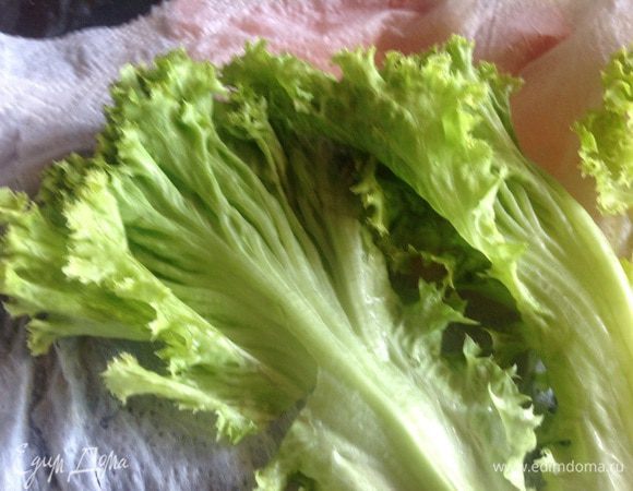 Листья салата вымойте и высушите бумажным полотенцем.