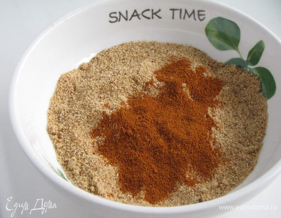 Смешать панировочные сухари с паприкой.