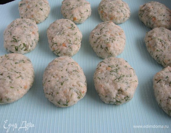 Приготовить из фарша небольшие котлетки. Фарш получился отличный, из него  очень легко лепить котлеты, можно даже не смачивать руки водой. Из этого количества фарша у меня получилось 15 небольших детских котлеток.