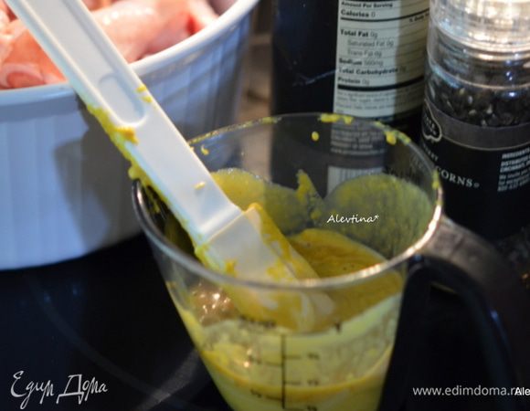 Приготовим соус, смешав все в емкости.