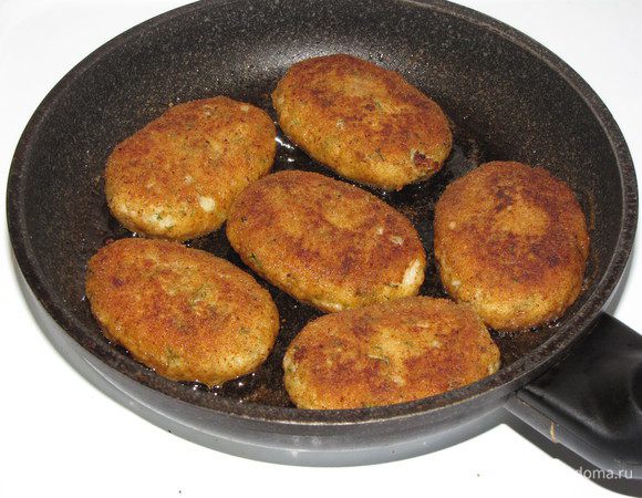Разогреть в сковороде растительное масло. Обвалять котлетки в панировочных сухарях и обжарить на среднем огне с обеих сторон.