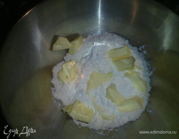 Мягкое масло смешать с мукой до крошки. 