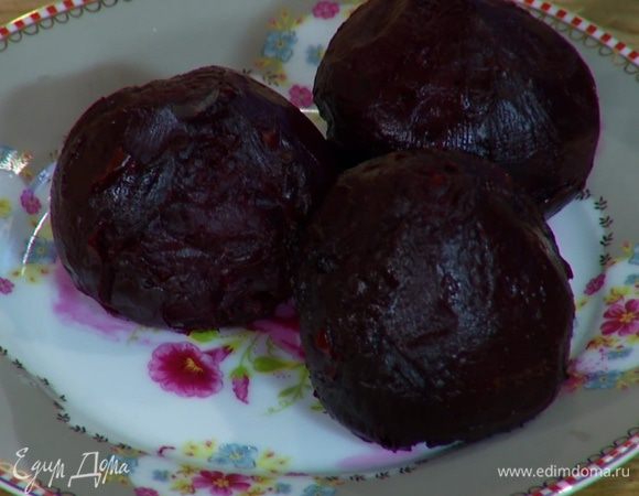 Свеклу предварительно запечь, затем почистить и натереть на крупной терке.