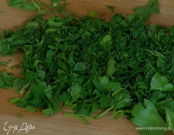 Петрушку, мяту и укроп для драников мелко порубить.
