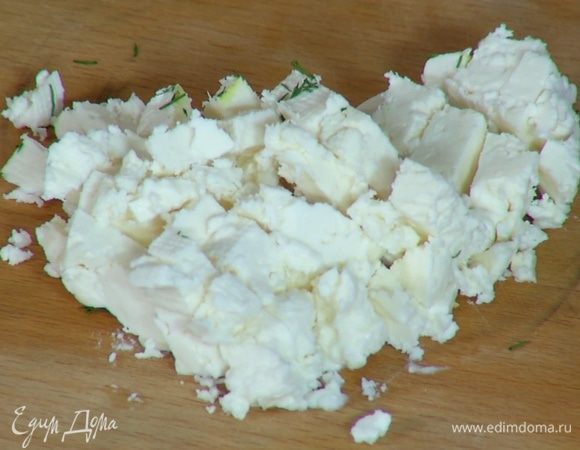 Брынзу порезать маленькими кубиками.