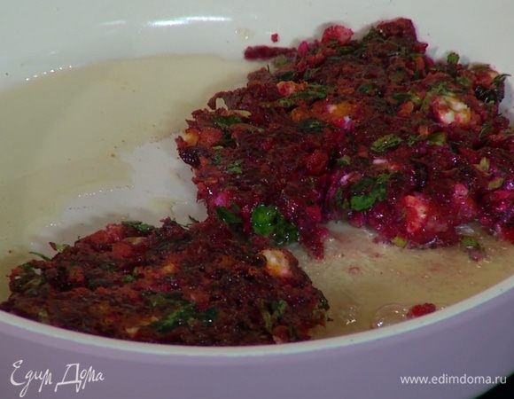 Разогреть в сковороде оливковое масло, пожарить свекольные драники и выложить на бумажное полотенце, чтобы удалить излишки жира.