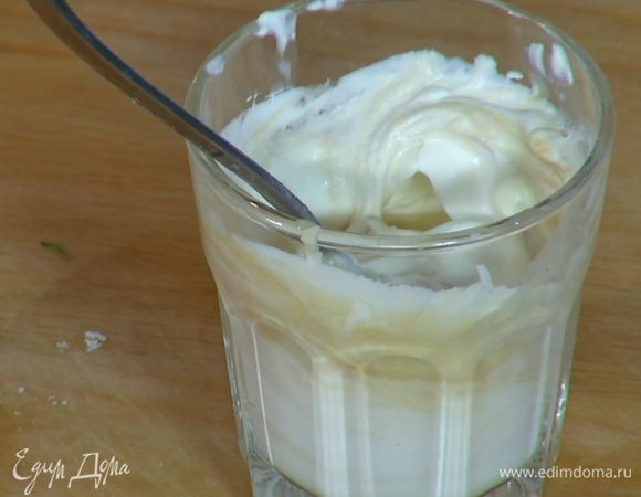 Приготовить соус: сметану соединить с пастой тахини, 1 ч. ложкой лимонного сока, 1 ч. ложкой оливкового масла Extra Virgin, посолить, поперчить и перемешать.