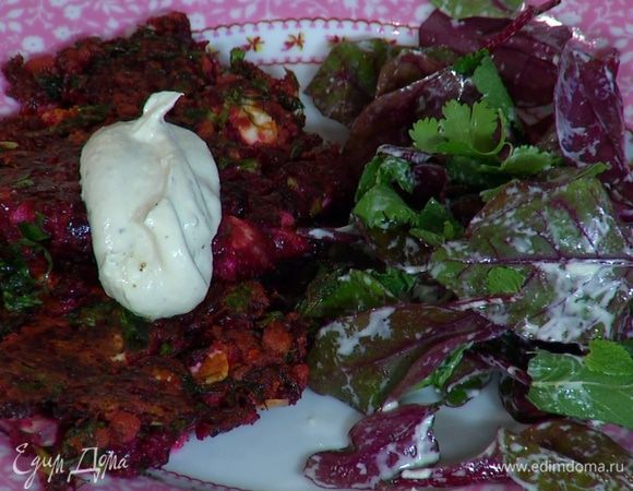 Готовые драники подавать с салатом и оставшимся сметанным соусом.