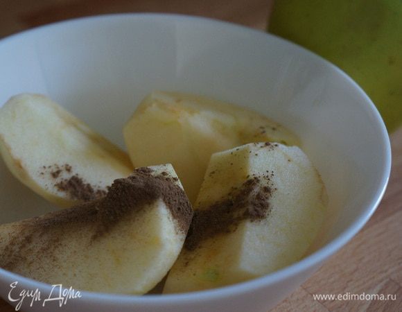 1-2 яблока очистить от кожуры, порезать на четверти и присыпать корицей (можно добавить молотый имбирь, кардамон)
Поставить в микроволновку на 5-7 минут на полную мощность.