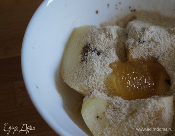 Добавить к яблокам 1 столовую ложку овсяного толокна, чайную ложку мёда. Измельчить все ингредиенты в пюре при помощи блендера