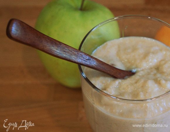 Добавить к полученному пюре натуральный йогурт. Очень хорошо сочетается с йогуртом на основе топленого молока, с густой ряженкой. Можно также использовать детский йогурт, творожок или домашний творог. 
Всё перемешать. При желании можно присыпать орешками или свежими ягодами.
Приятного аппетита!