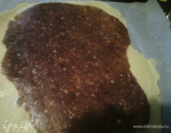 Тоже самое делаем с финиковой пастой, аккуратно перекладываем на тесто. 