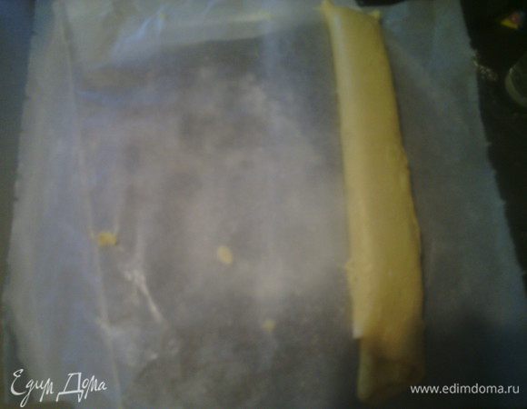 Помогая пекарской бумагой (поднимая к вверху) скручиваем в рулет. Убираем в холодильник на 1 час. 