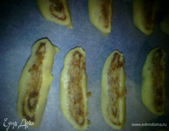 Нарезаем ломтиками толщиной 5-7 мм, ставим в заранее разогретую духовку 180 на 10-15 минут, даём остыть. 