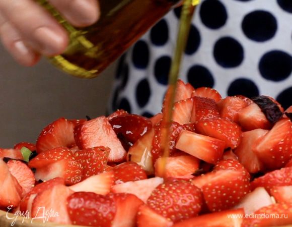 Нарезать клубнику, лук, перец, огурец, помидоры, чеснок и базилик. Сложить всё в миску, залить маслом, уксусом и посыпать паприкой и солью. Оставить мариноваться на 3 часа.