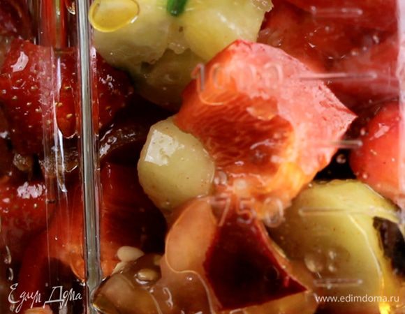 Переложить все в чашу блендера и взбить.