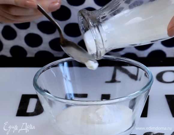 Сыр перемешать со сливками. 