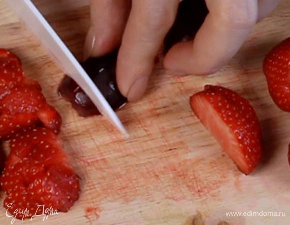 Нарезать клубнику и виноград.