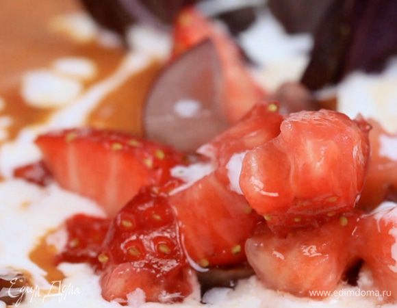 Выложить суп в тарелку, добавить сливочный соус и клубнику с виноградом.