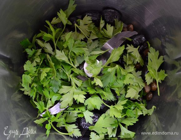 Выложить каперсы с маслинами в чашу блендера, добавить 2 ст.л. оливкового масла, зелень петрушки (или базилик по вкусу) и измельчить всё до состояния кашицы.