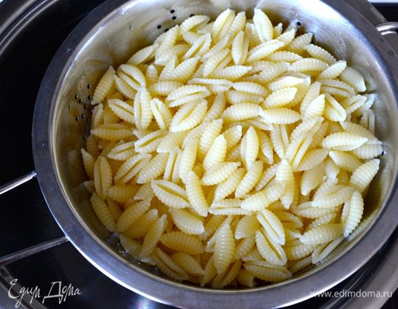 Вот так выглядят отварные ньоккетти по-сардински. Готовую пасту слить и слегка промыть под водой, если будете её готовить в холодном, летнем варианте, как у меня.