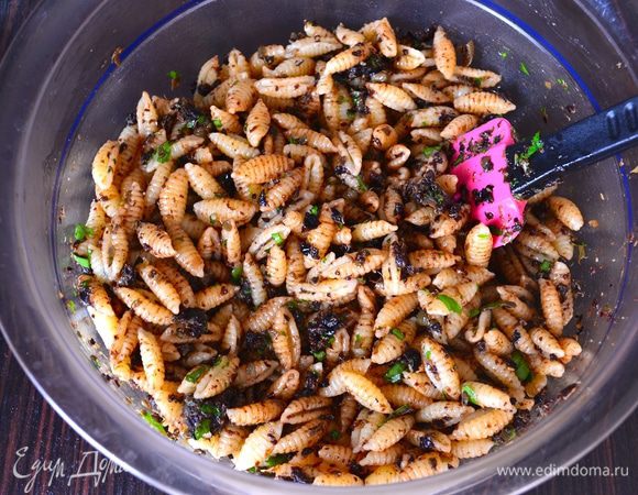 Выложить пасту в миску, добавить к ней приготовленный соус из маслин и каперсов и перемешать (при необходимости добавить еще пару ложек оливкового масла).