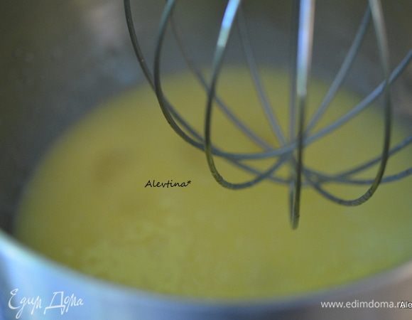 Смешать вручную или на малой скорости растительное подсолнечное масло без запаха, сахар, яйца, молоко, ванильный экстракт. 